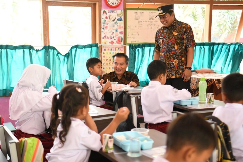 PJ Gubernur Jabar Bey Machmudin meninjau uji coba Makan Bergizi Gratis di sebuah SD di Kabupaten Sumedang