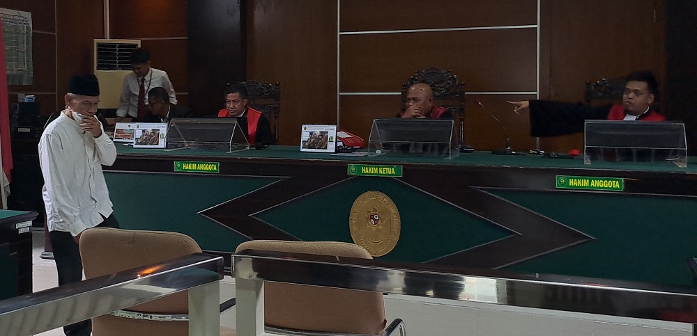 Terdakwa ALA, pengasuh ponpes di Kecamatan Tempuran, Kabupaten Magelang saat mengikuti sidang perdana di PN Mungkid, Senin (11/11/2024).