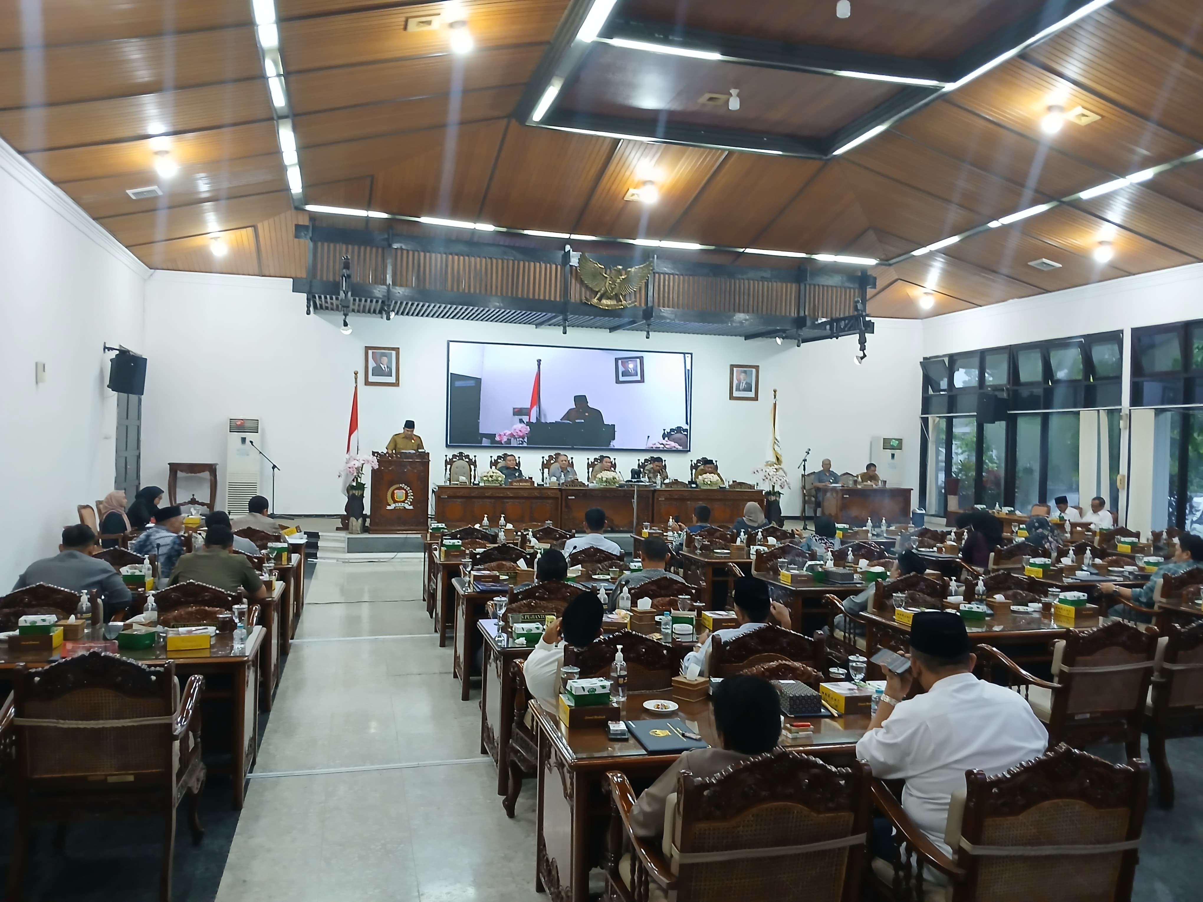 Wakil Ketua Fraksi PKB DPRD Kabupaten 	Wonosobo Suwondo Yudhistira saat tengah membacakan pandangan umum fraksi dalam sidang paripurna Senin (11/11/2024).