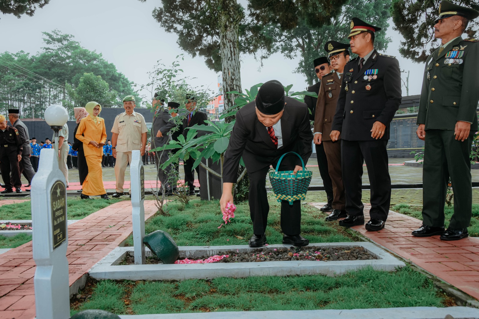 Plt Bupati Wonosobo Muhammad Albar bersama forkompimda tabur bunga di Taman Makam Pahlawan, Senin (11/11/2024)