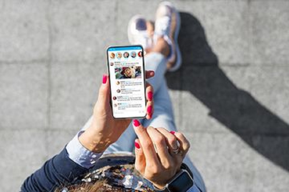 Banyak orang mengekspresikan diri dan berbagi cerita di media sosial. Mereka membagikan cerita dan foto-foto aktivitasnya setiap hari di akun Instagram, Facebook ataupun dibuat konten TikTok.