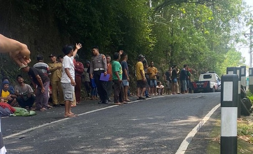 Petugas Satlantas Polres Magelang Kota saat melakukan olah TKP kecelakaan pengendara Honda Vario menabrak truk colt diesel di Jalan Bandongan-Kaliangkrik, Kabupaten Magelang, Selasa (12/11/2024).