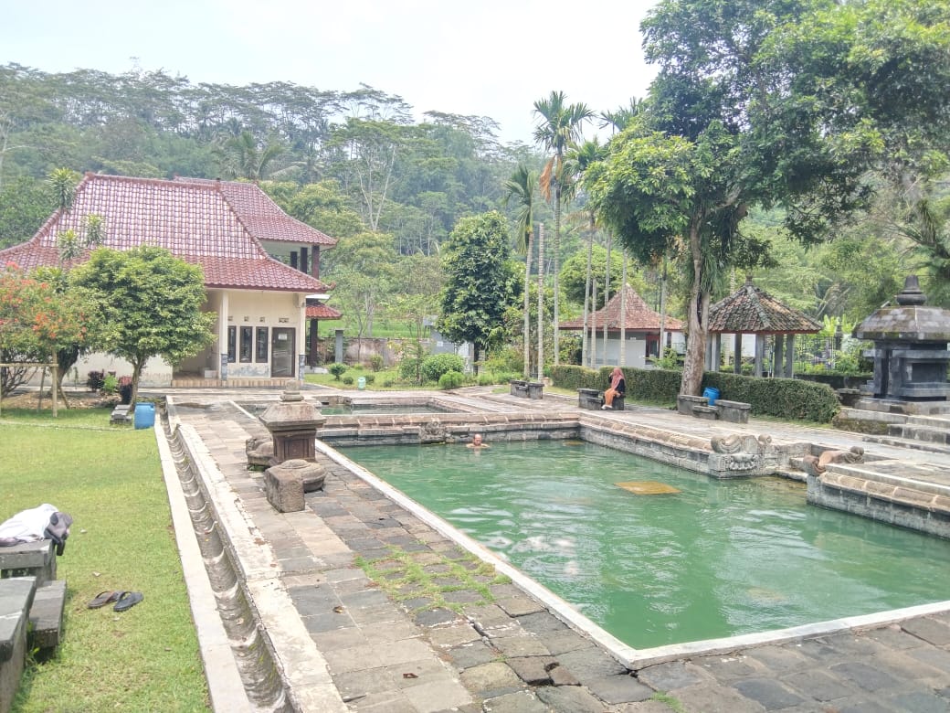 Pemandian air hangat Candi Umbul yang konon dulu adalah tempat mandi puteri raja zaman Kerajaan Mataram kuno.