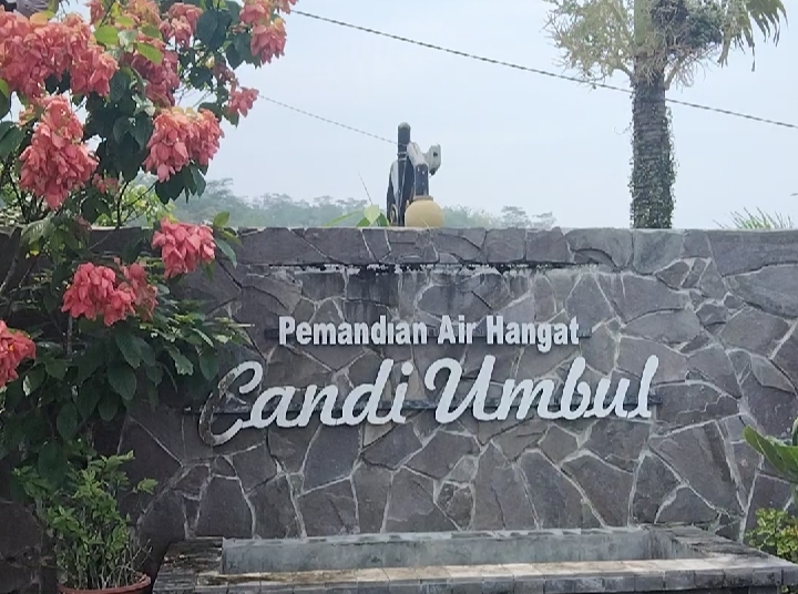 Pemandian air hangat Candi Umbul, Situs bersejarah yang ada di Grabag, Kabupaten Magelang