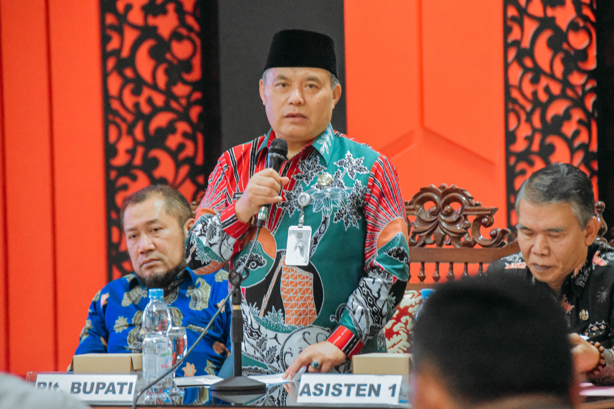 Plt Bupati Wonosobo Muhammad Albar berbicara dalam rapat desk pilkada di Setda Wonosobo, Selasa (12/11/2024).