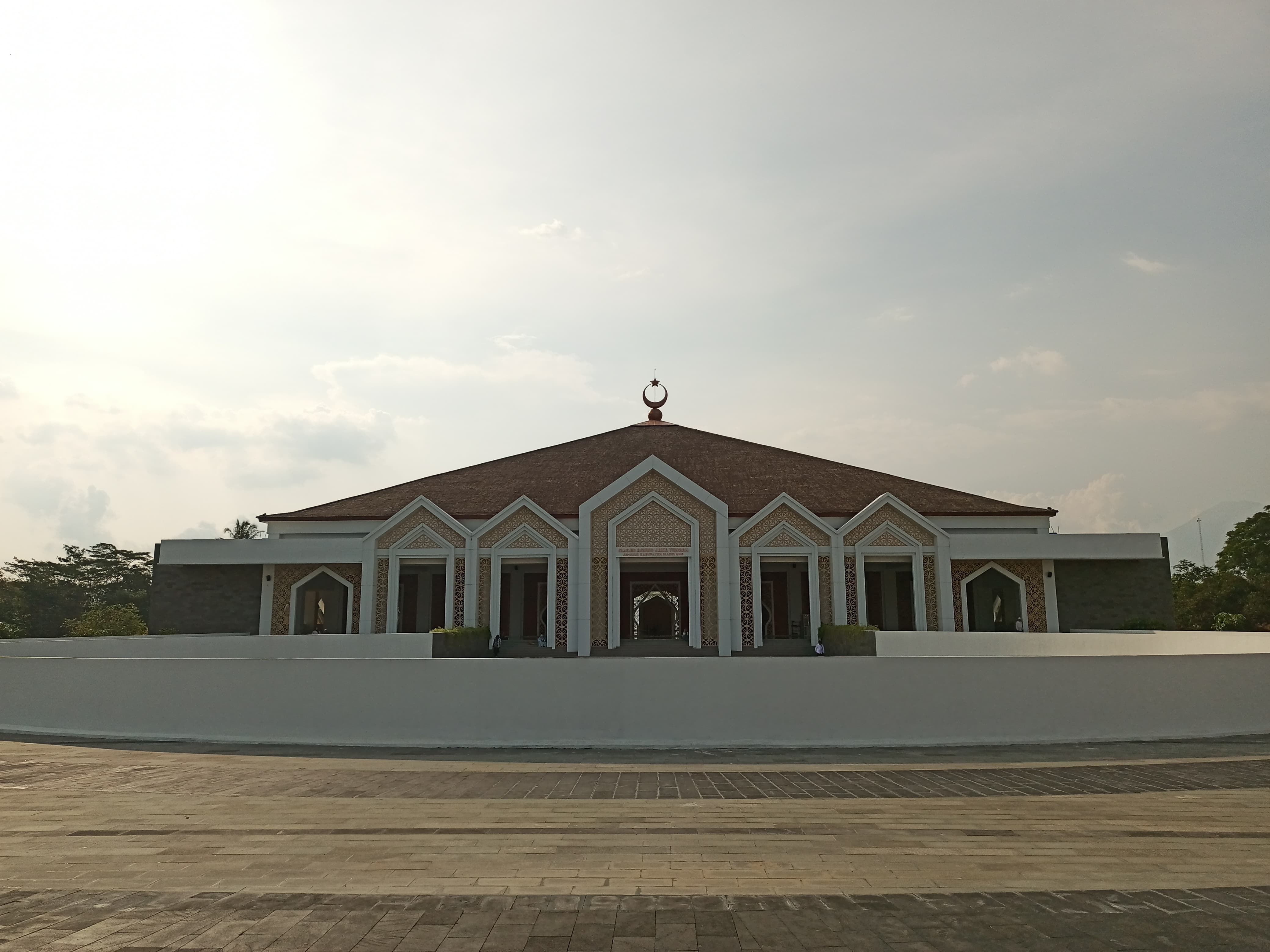 Masjid Agung Jawa Tengah yang berlokasi di kawasan wisata Borobudur Magelang
