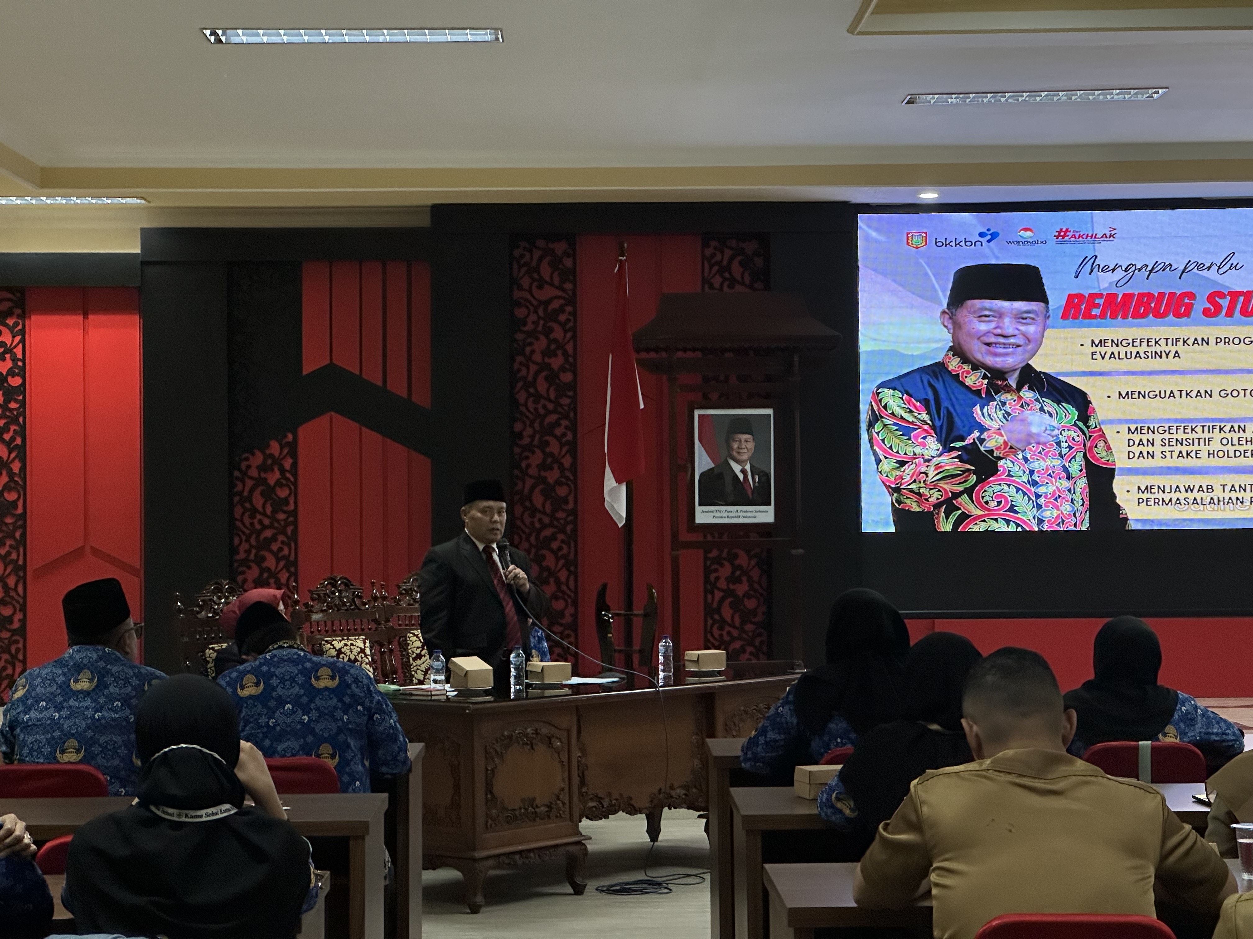 Plt Bupati Wonosobo Muhammad Albar ketika berbicara di depan peserta rembug stunting 2 di Ruang Mangoenkoesoemo Setda Wonosobo, Senin (11/11/2024).