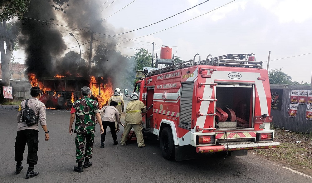 Armada Trans Semarang Koridor 8 Jurusan Simpang Lima - Terminal Cangkiran terbakar di Jalan Raya Manyaran - Gunungpati, Kelurahan Cepoko, Kota Semarang, Rabu (13/11/2024).