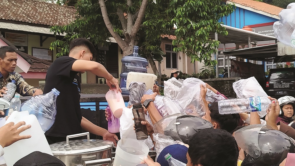 Sejumlah peternak sapi perah ketika bagikan susu gratis kepada masyarakat di Getasan Kabupaten Semarang.