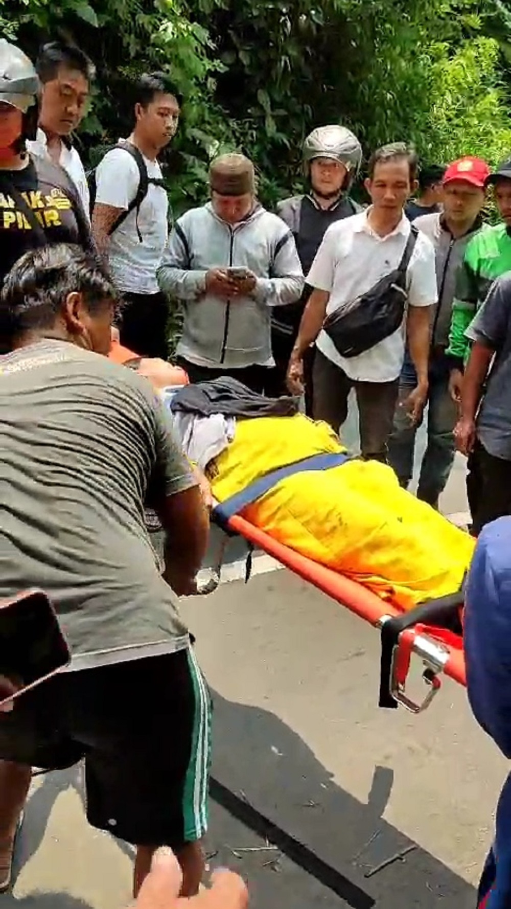 Korban Lilis Ida Nurwati yang tengah hamil 4 bulan saat dievakuasi dari jurang sedalam 20 meter setelah mengalami kecelakaan tunggal di Bandongan, Kabupaten Magelang, Rabu (13/11/2024).