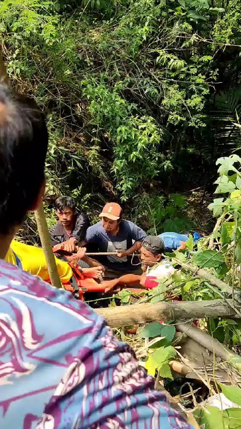Korban Lilis Ida Nurwati yang tengah hamil 4 bulan saat dievakuasi dari jurang sedalam 20 meter setelah mengalami kecelakaan tunggal di Bandongan, Kabupaten Magelang, Rabu (13/11/2024).