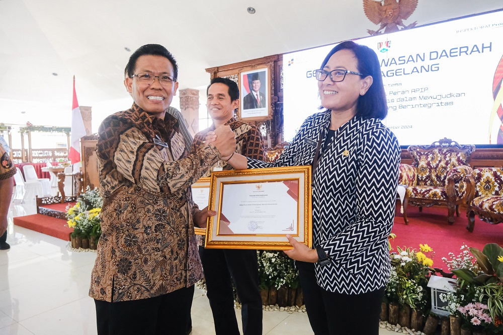 Inspektur Daerah Kota Magelang Larsita menyerahkan penghargaan SAKIP tingkat Kota Magelang di Pendopo Pengabdian, Selasa (12/11/2024).