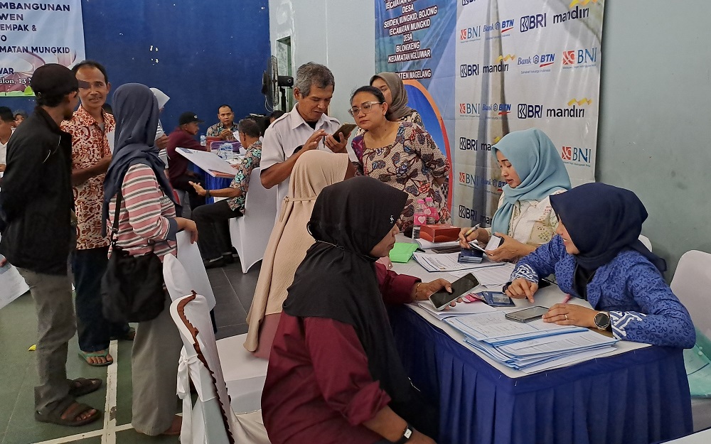 Warga mencairkan uang ganti kerugian bidang tanah yang terkena proyek Tol Jogja-Bawen di Balai Desa Tampir Kulon, Kecamatan Candimulyo, Magelang, Rabu (13/11/202