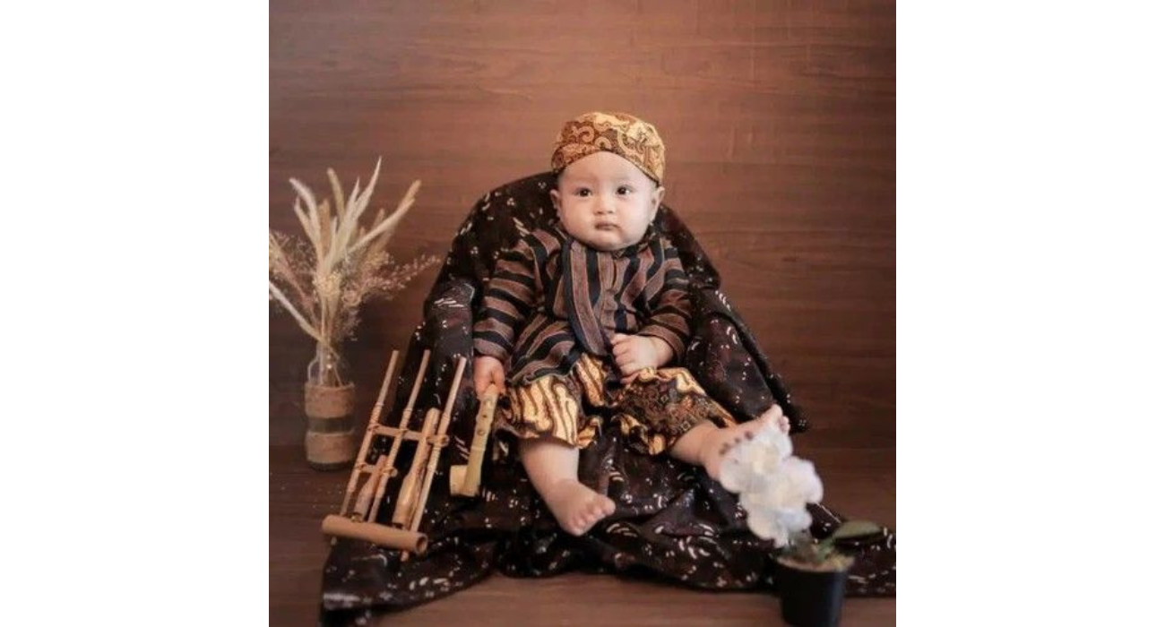 Bayi dengan pakaian adat jawa