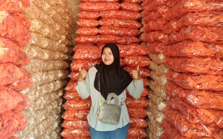 Wartawan Radar Magelang berpose di antara tumpukan slondok produksi Dusun Purwogondo Desa Sumurarum, Grabag, Kabupaten Magelang yang siap dipasarkan ke kota-kota besar.