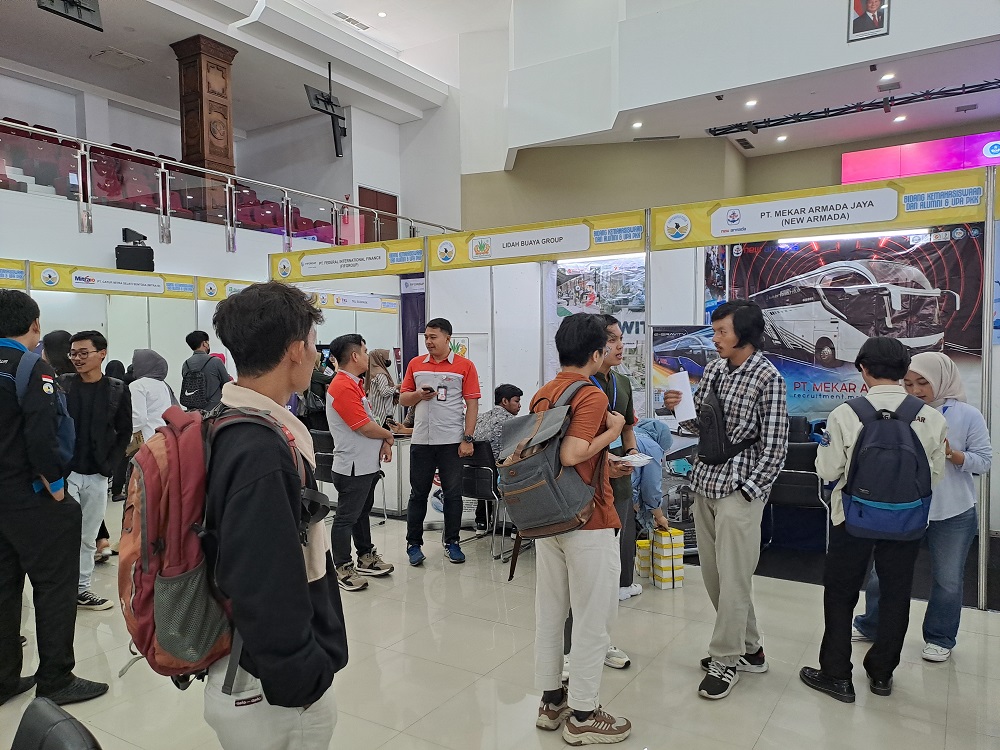 Sejumlah pencari kerja memanfaatkan Job Fair yang digelar Untidar Magelang di Gedung dr. H. R. Suparsono, Kampus Tuguran, Kota Magelang, Rabu (13/11/2024).