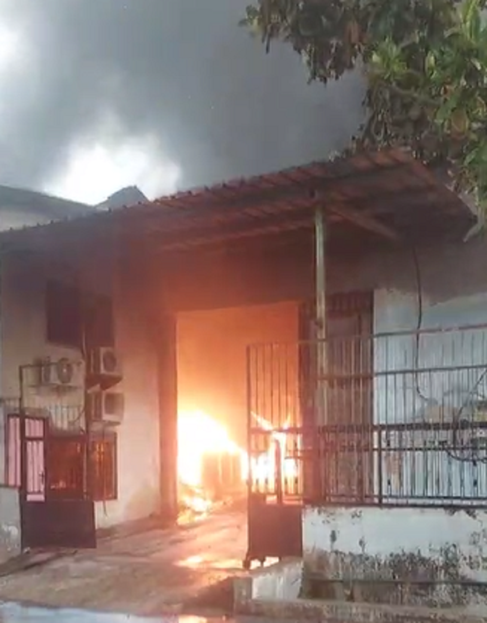Kebakaran gudang thinner di kawasan Genuk, Semarang, Jawa Tengah, Kamis sore (14/11/2024).