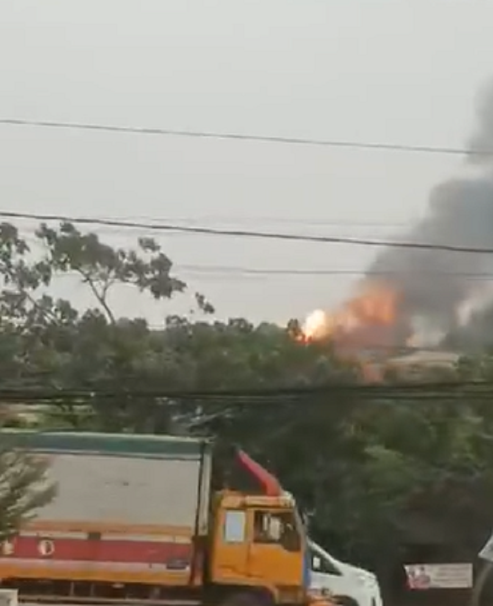 Kepulan asap tebal terlihat dari Jalan Kaligawe Raya Semarang , Kamis sore (14/11/2024).