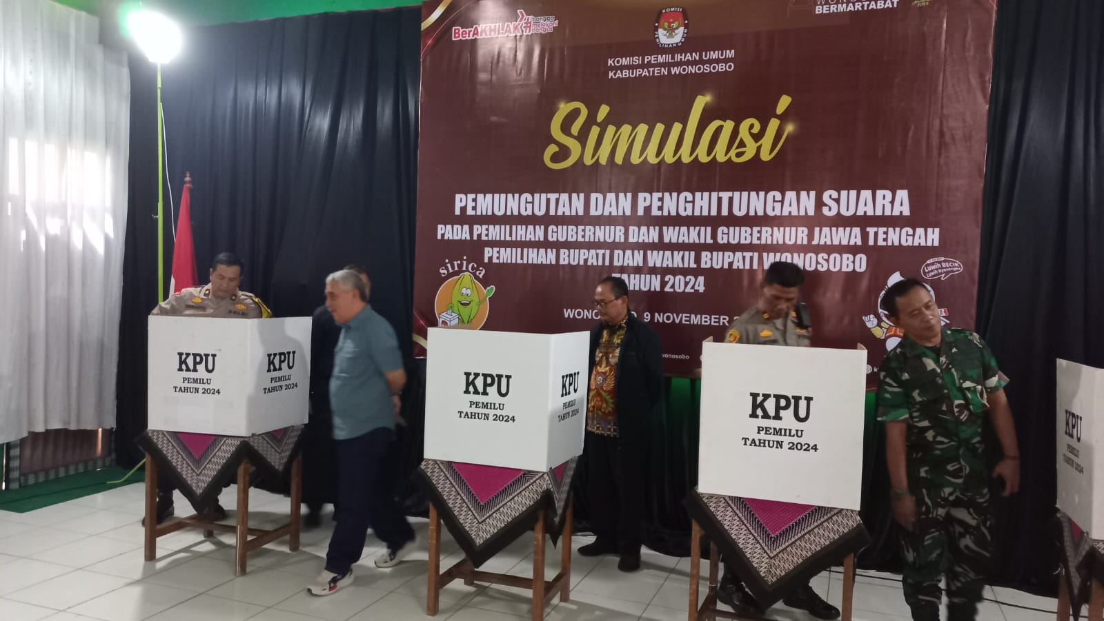 Sekda Wonosobo One Andang Wardoyo saat melihat persiapan KPU dalam menjalankan mekanisme  pencoblosan.