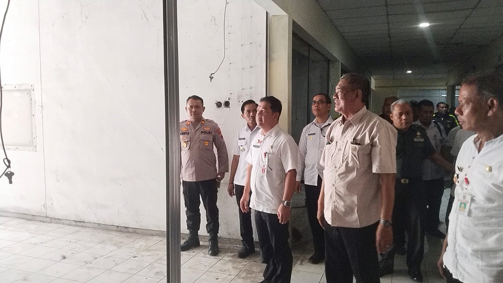 Plt Kepala Dinas Perdagangan Kota Semarang Bambang Pramusintho mengecek lapak di Pasar Dargo yang digunakan eks pedagang MAJT, Kamis (14/11/2024).