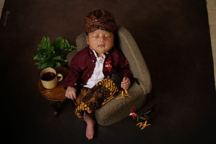 Bayi dengan ornamen pakaian jawa