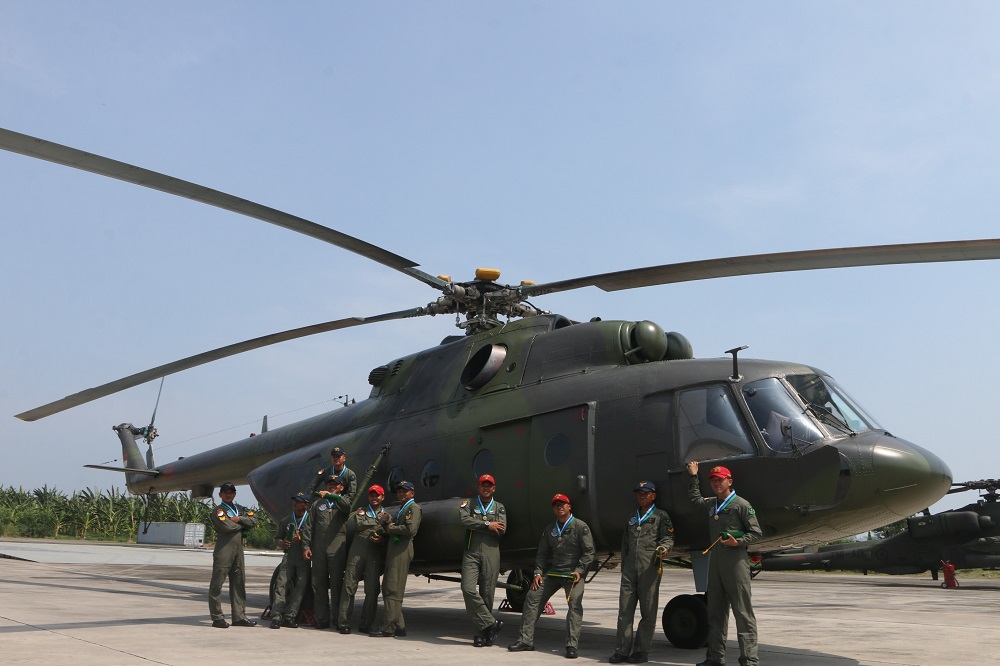 Prajurit TNI AU dan Penerbad TNI AD yang telah melaksanakan misi kemanusiaan penanganan bencana badai Kristine di Filipina.