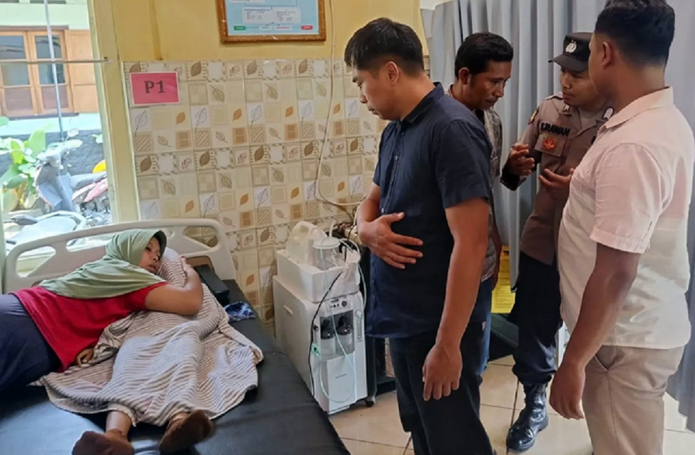 Ibu korban SA memeluk erat jenazah DC saat berada di Klinik NU Kecamatan Kalibaru, Rabu (13/11/2024).