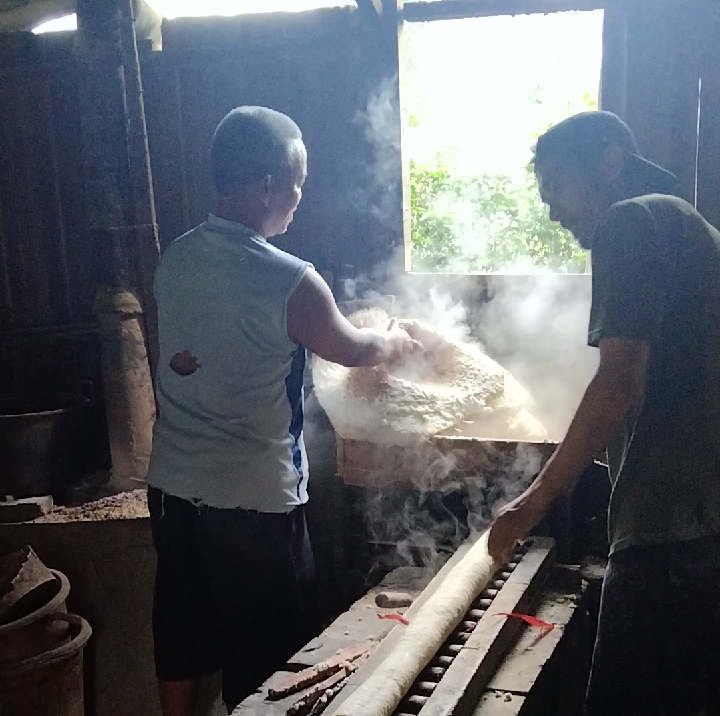 Pekerja sedang memasak bahan puyur yang terbuat dari singkong.