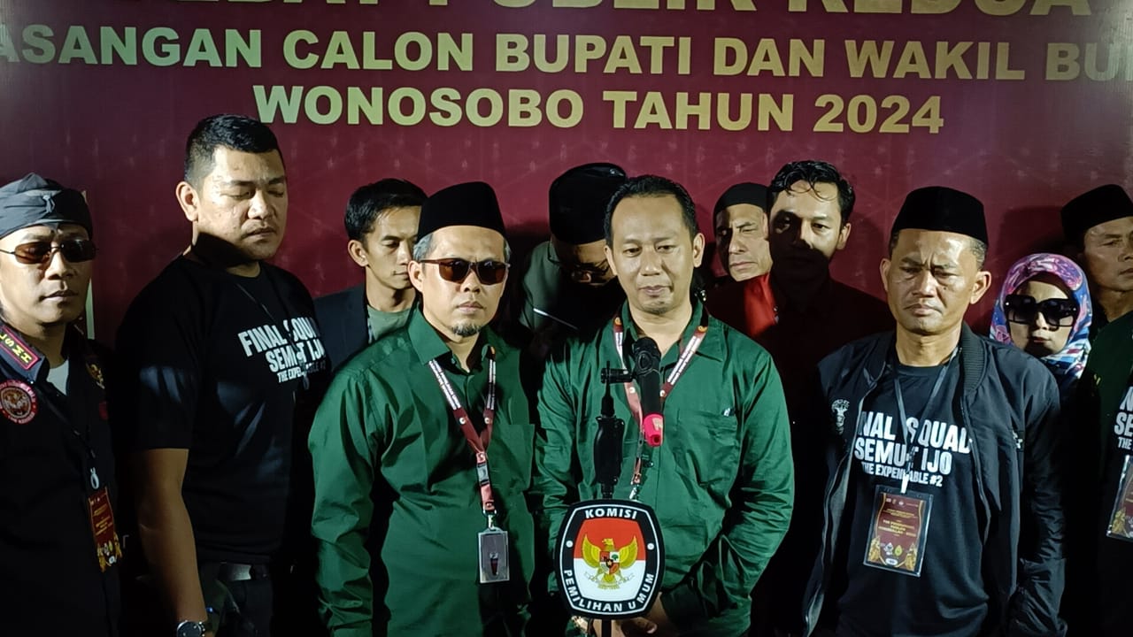 Paslon nomor 2 Khairullah Al Mujtaba-Sidqi Ferind Diana usai debat publik kedua di Gedung Adipura Kencana, Jumat (15/11/2024).