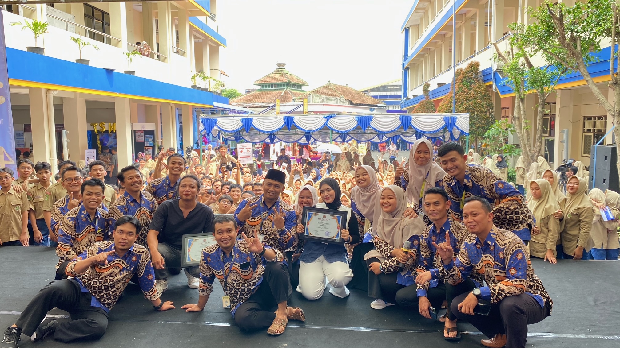 Guru dan siswa SMP Mutual Kota Magelang foto bersama Woro Widoawati dan Felix Irwan, di acara Magista hari kedua, Jumat (15/11/2024).