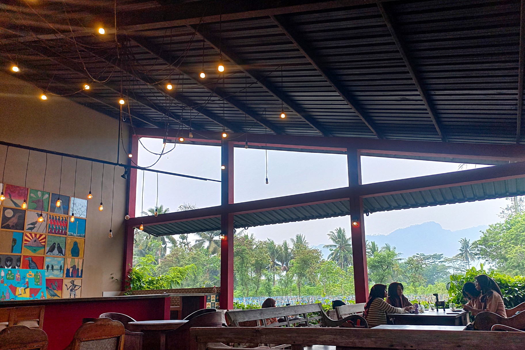 Sore hari di Limanjawi Cafe dengan view perbukitan Menoreh, Magelang.