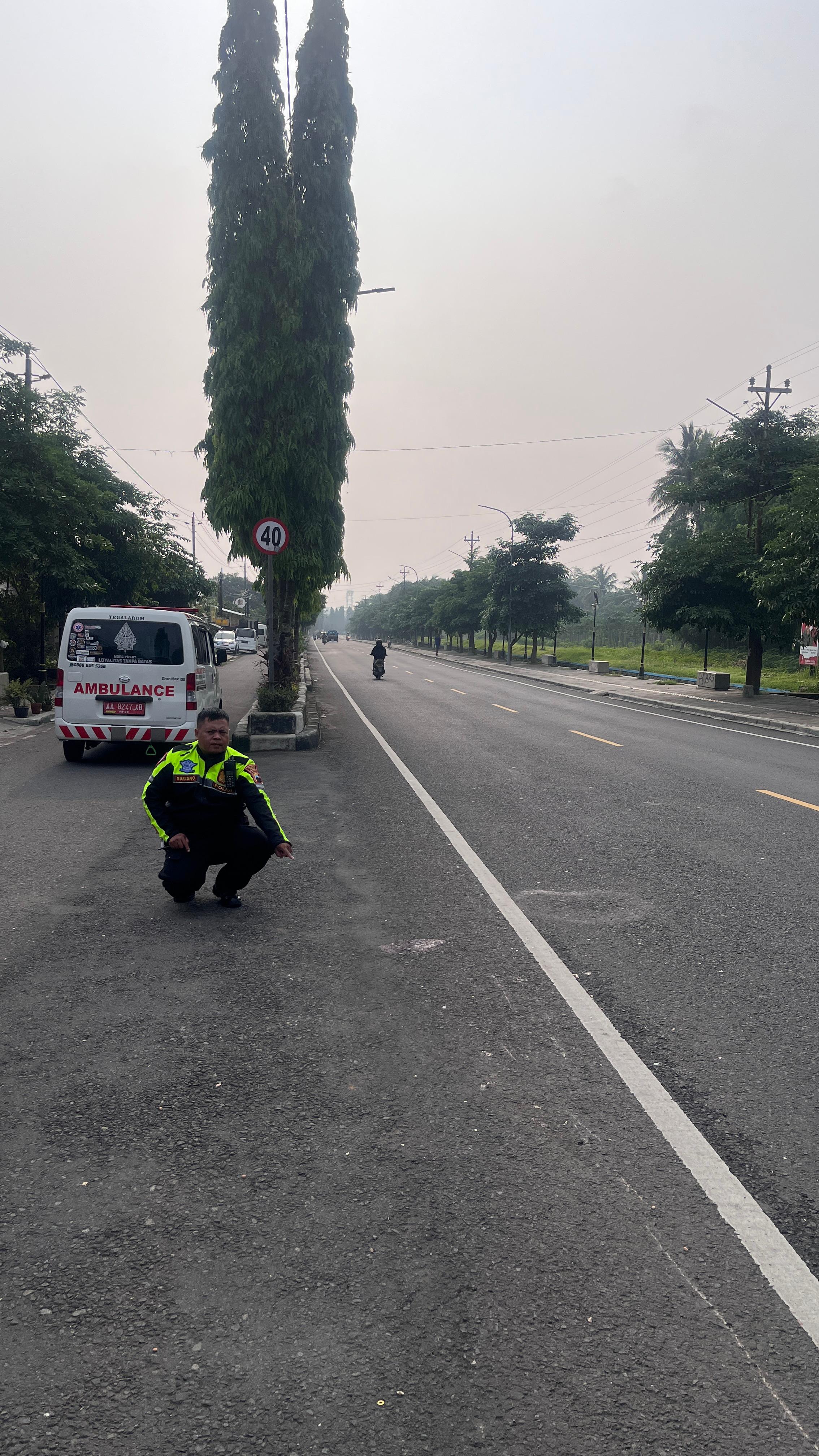 Anggota Unit Gakkum Satlantas Polresta Magelang menunjukkan lokasi laka lantas pada Sabtu (16/11/2024) pagi pukul 05.20 di Salaman.