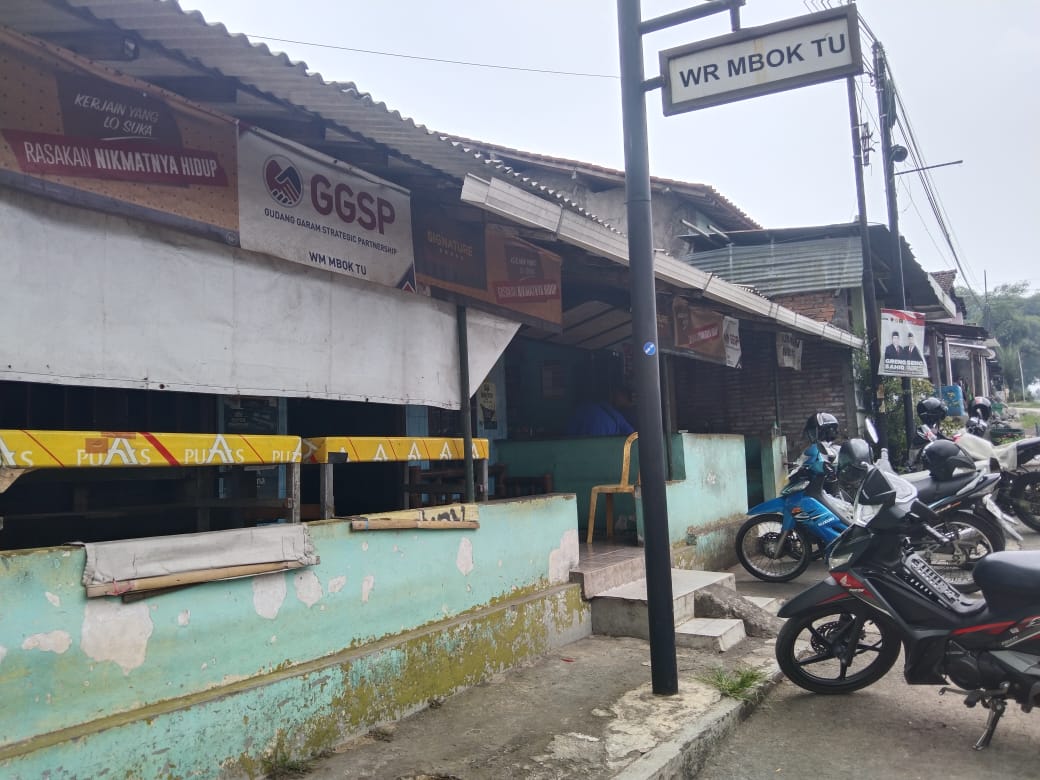 Warung Makan Mbok Tu berada di sebelah timur Jembatan Canguk Magelang atau di Jalan Raya Magelang-Kopeng Dusun Sorobayan, Desa Banyururip, Kecamatan Tegalrejo Kabupaten Magelang.