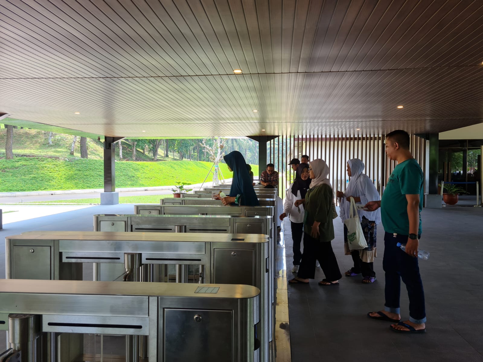 Wisatawan dapat membeli tiket masuk candi di kawasan museum dan Kampung Seni Kujon lalu diangkut menggunakan mobil listrik ke area Candi Borobudur.