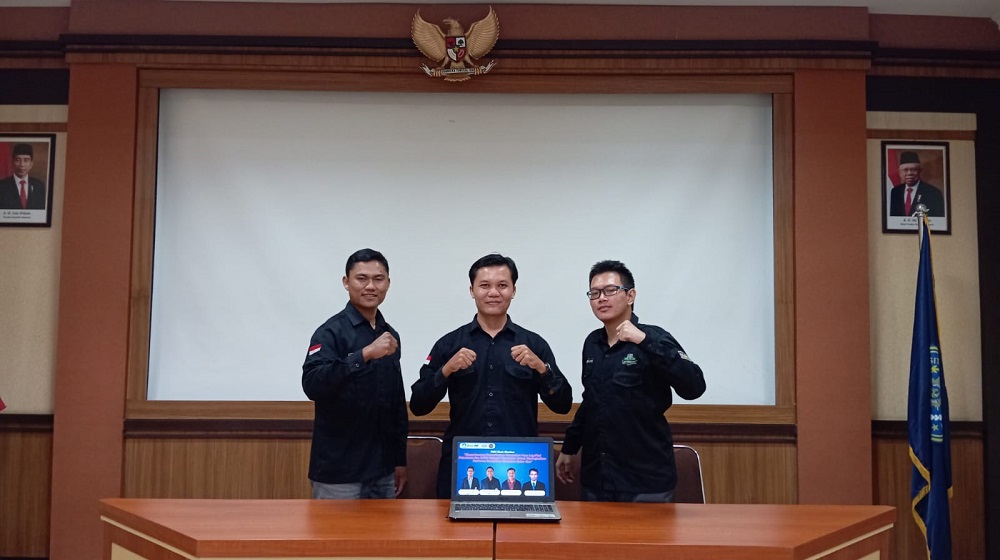 Ari Waryono bersama Muhammad Irham dan Reza Nevlyn Saputra saat berlaga dalam Pimnas ke-37 di Unair Surabaya.
