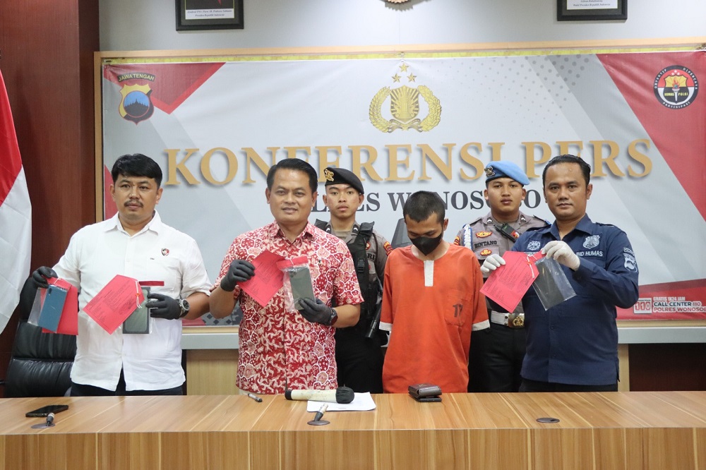 Kasat Reskrim Polres Wonosobo AKP Arief Kristiawan menunjukkan tersangka M Khikmal Azri dan barang bukti.  &nbsp;