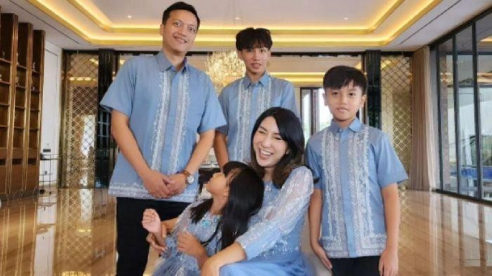 Almarhum pembalap nasional  asal Muntilan, Magelang Hokky Krisdianto bersama anak dan istrinya semasa masih hidup.
