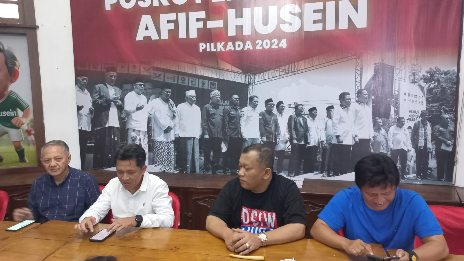 Calon Bupati Wonosobo Afif Nurhidayat (dua dari kiri) dan tim pemenangan menyampaikan hasil survei di posko pemenangan, Senin (18/11/2024).