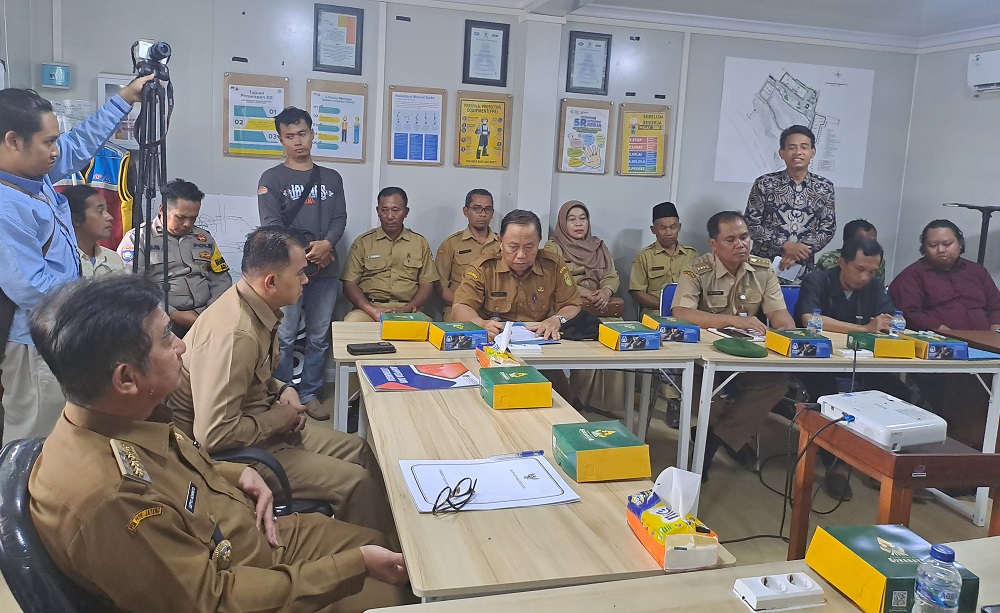 Warga Desa Pasuruhan, Kecamatan Mertoyudan  melakukan audiensi dengan PJ Bupati Magelang Sepyo Achanto soal rencana pembangunan IPLT, Senin (18/11/2024).