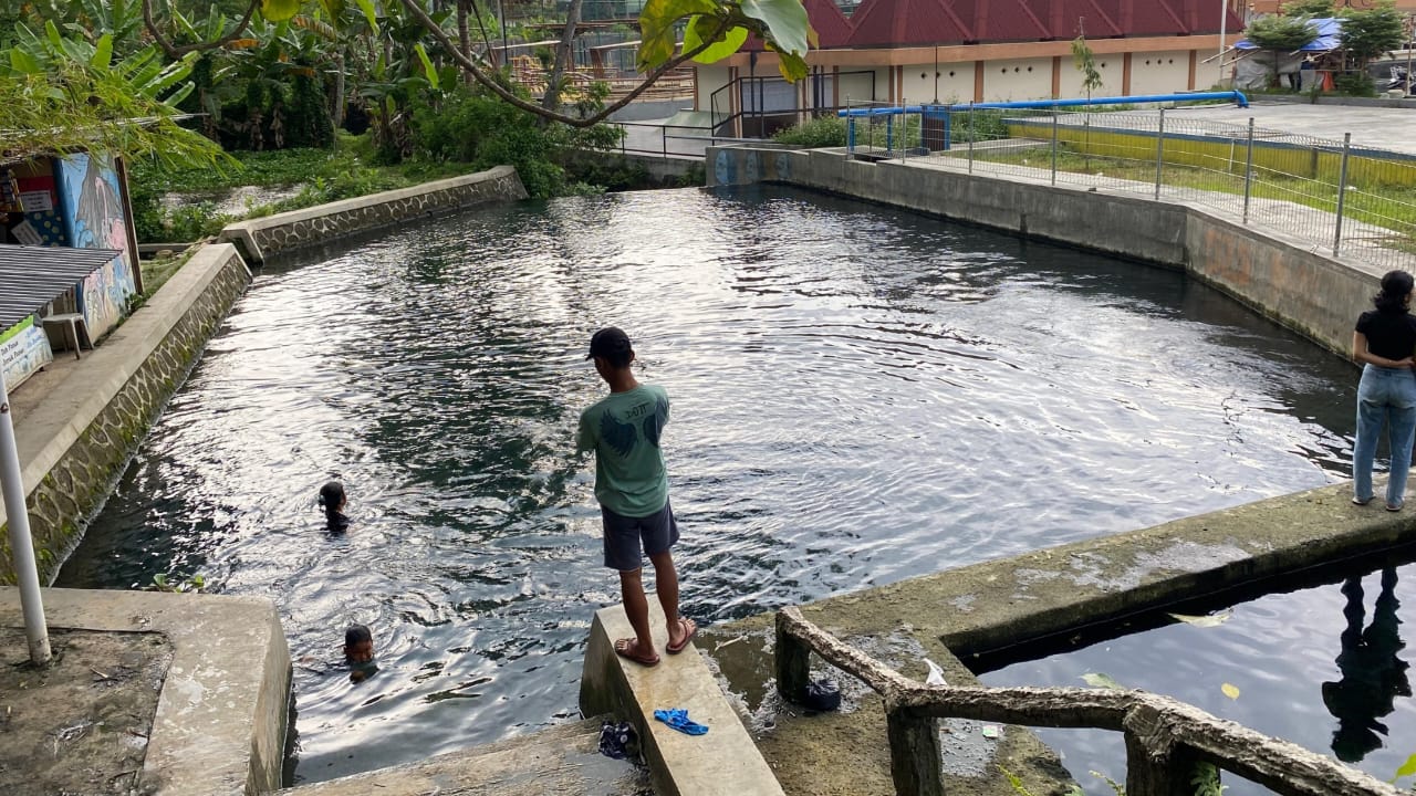 Pengunjung berenang di Grujugan Kali Bangkong