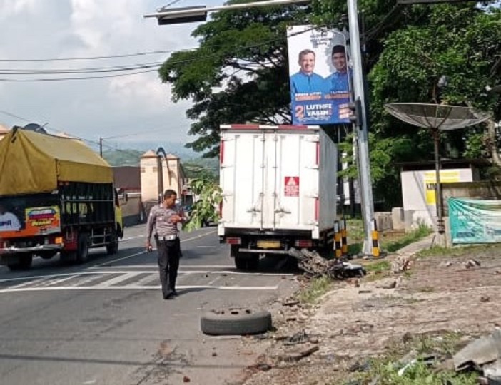 Truk boks yang menabrak sepeda motor di lampu merah Sawangan Kecamatan Leksono Kabupaten Wonosobo, Selasa (19/11/2024).