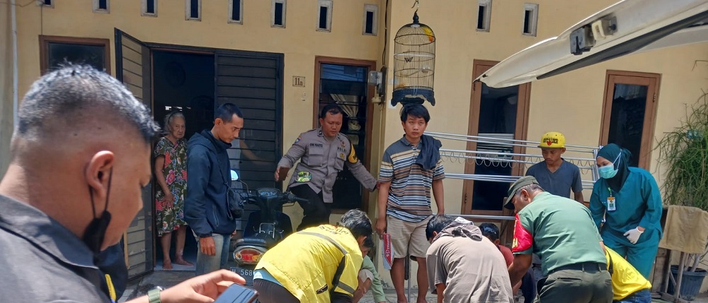 Seorang pekerja tersengat listrik saat sedang bekerja di proyek rumah di Jalan Kemuning IV RT 04 RW 04, Kelurahan Brumbungan, Semarang Tengah, Rabu (20/11/2024) sekitar