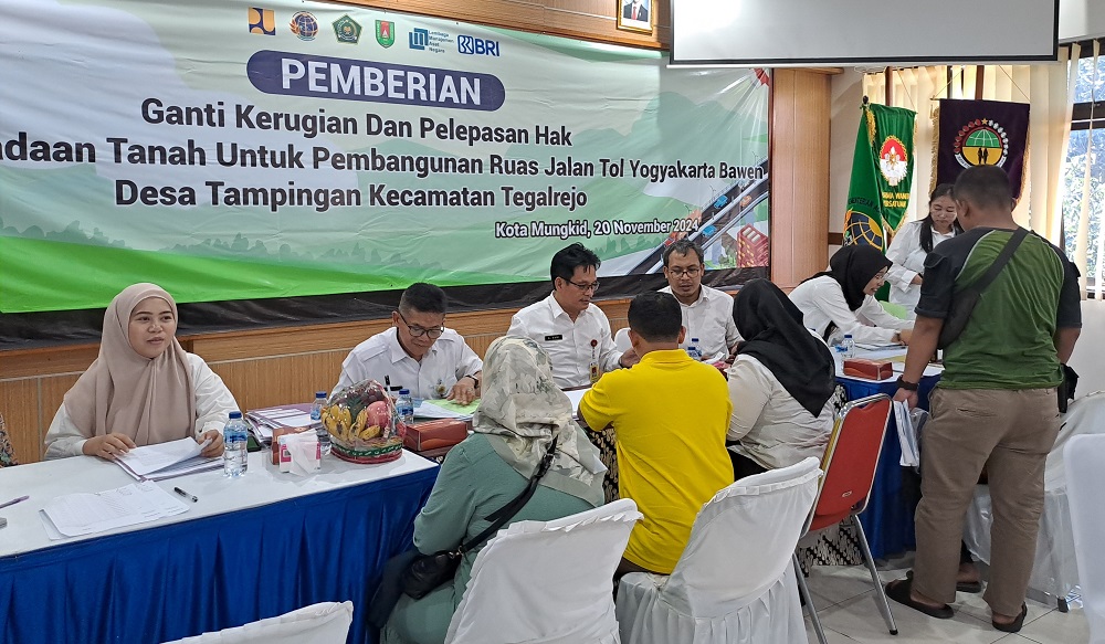 Warga terdampak proyek tol Jogja-Bawen di wilayah Desa Tampingan dan Desa Sidomulyo, Kecamatan Tegalrejo, mengurus pembebasan lahan miliknya di Kantor BPN Kabupaten Magelang, Rabu (20/11/2024).