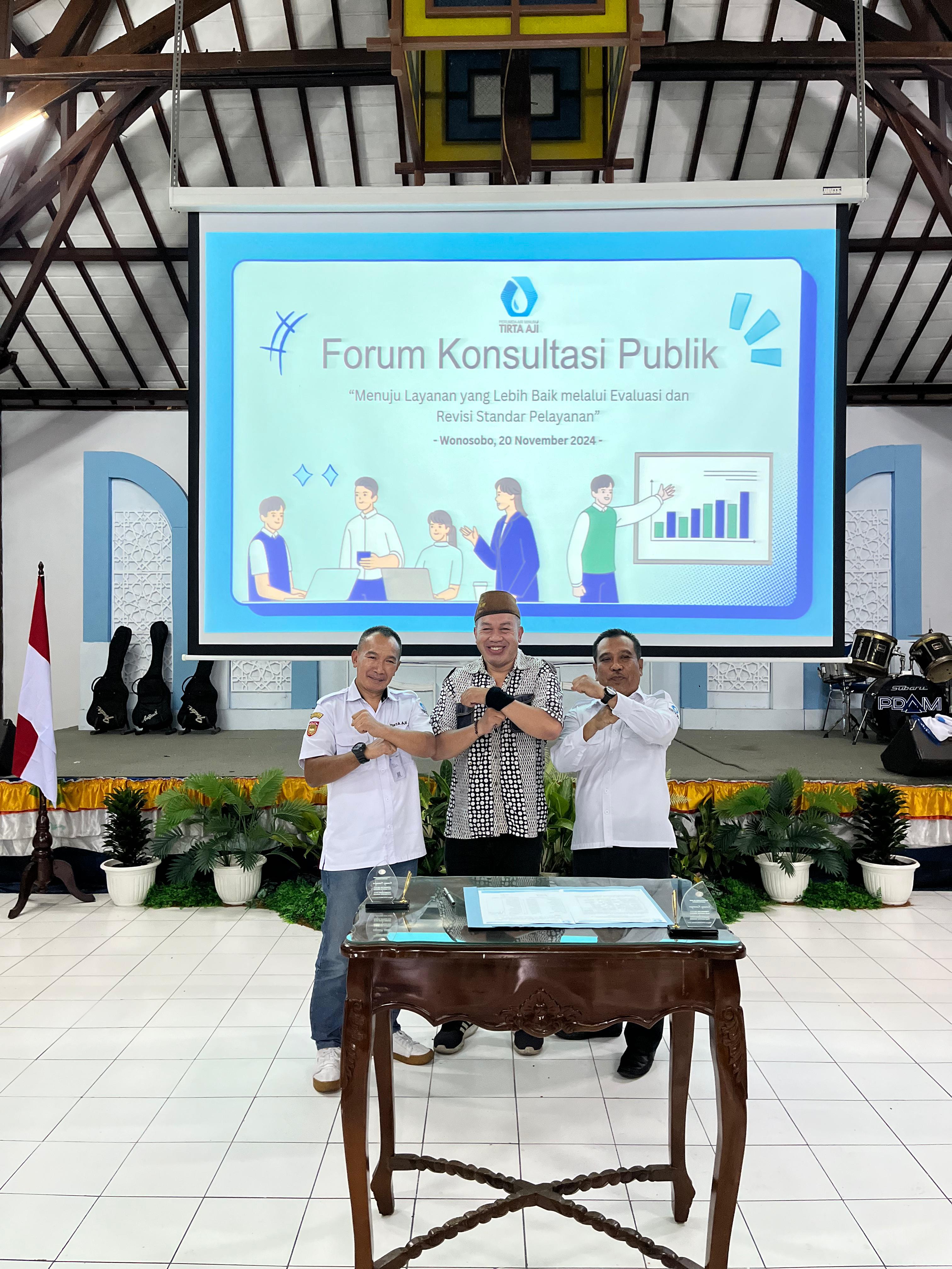 Direktur Administrasi dan Keuangan Perumda Tirta Aji, Nur Aziz (kanan) dalam forum konsultasi publik yang diadakan Rabu (20/11/2024) di aula kantor PDAM setempat.