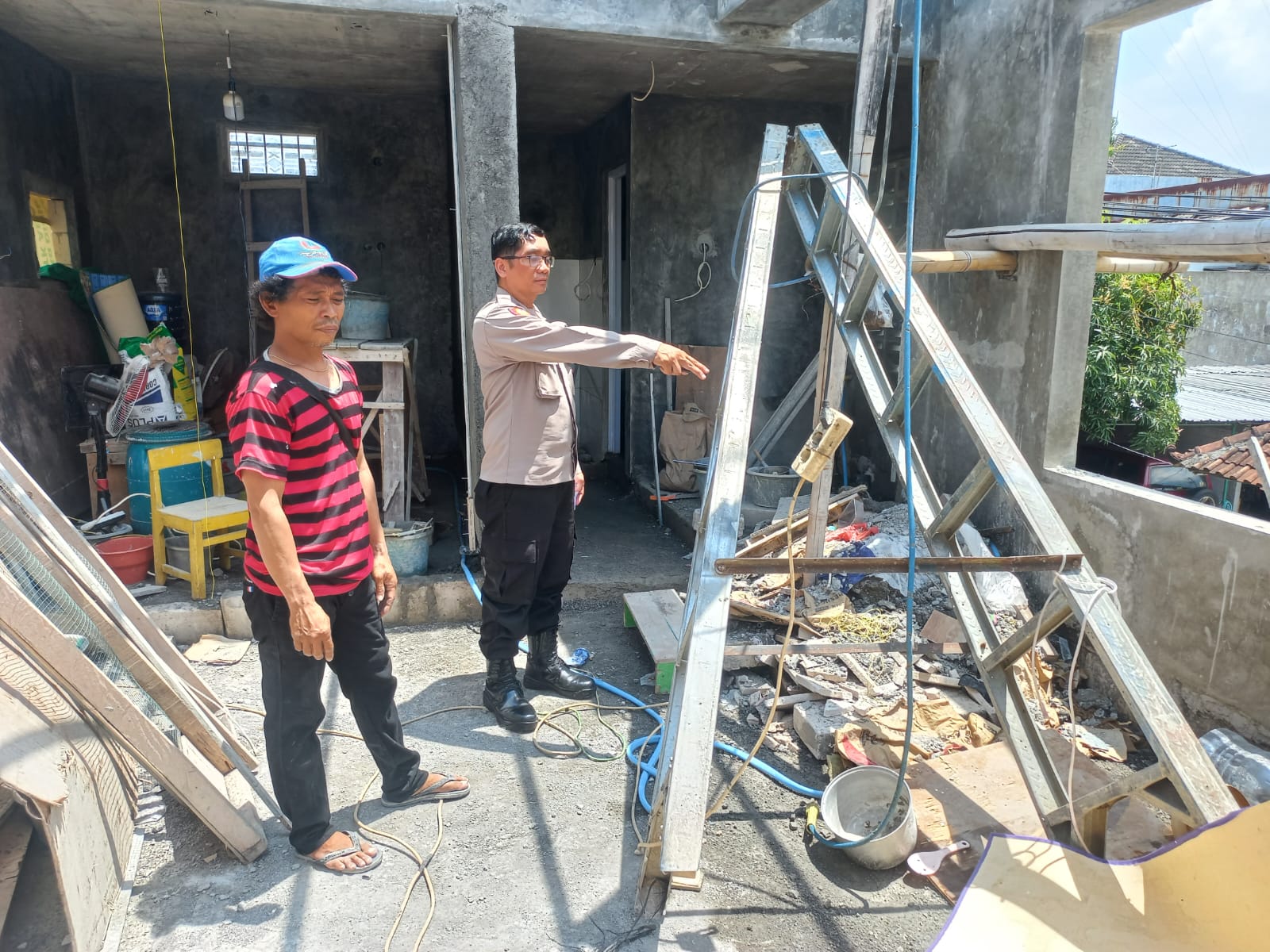 Polisi menunjukkan tangga saat korban Mujiono tersengat listrik di TK ABA 41 Jalan Taman Giri Mukti Timur No 1 RT 4  RW 23 Kelurahan Tlogosari Kulon, Pedurungan, Semarang, Kamis (21/11/2024)