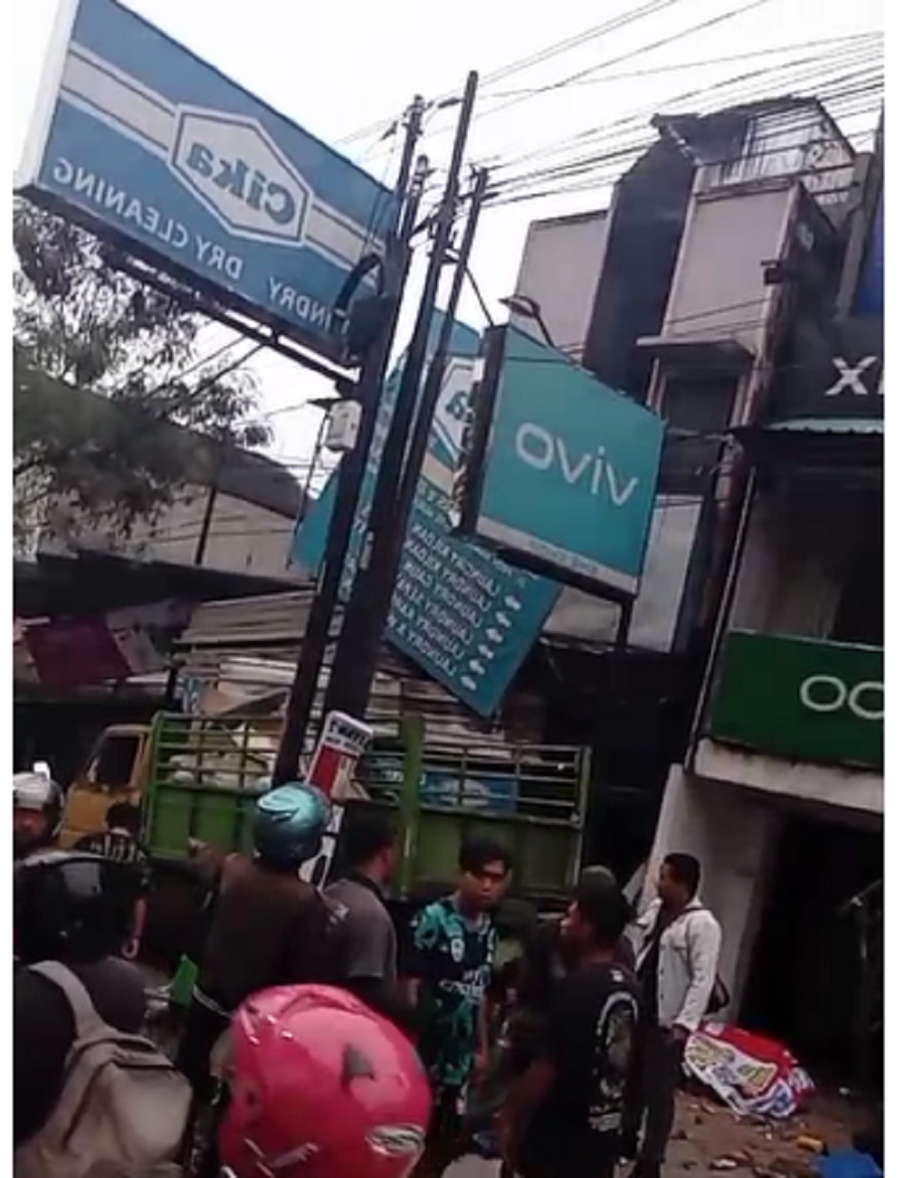 Diduga akibat rem truk mengalami blong, kecelakaan beruntun terjadi turunan Silayur Jalan Prof Hamka, Ngaliyan Kota Semarang, Kamis (21/11/2024) sore.