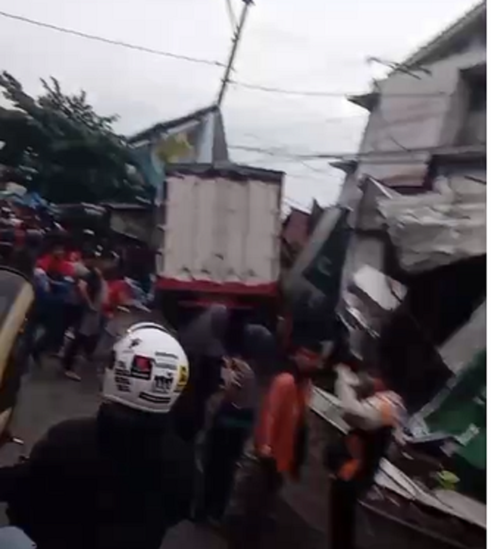 Diduga akibat rem truk mengalami blong, kecelakaan beruntun terjadi turunan Silayur Jalan Prof Hamka, Ngaliyan Kota Semarang, Kamis (21/11/2024) sore.