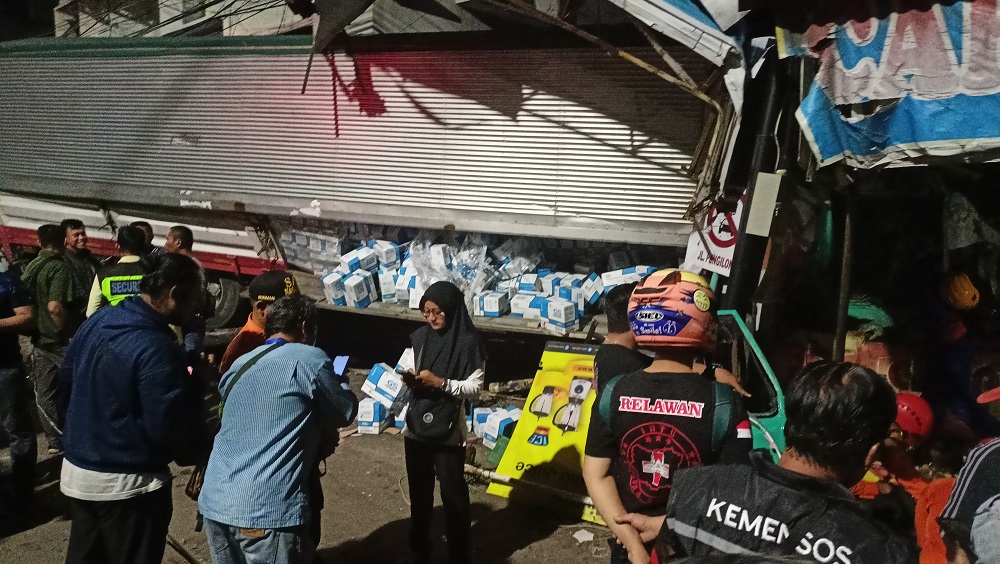 Truk bermuatan aki nyungsep di ruko setelah menabrak beberapa kendaraan di Jalan Prof Hamka Ngaliyan, Kamis (21/11/2024).