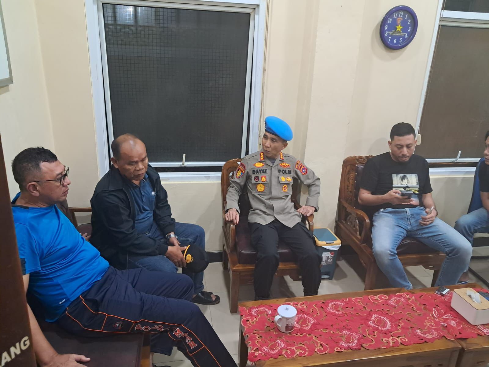 Kabag Ops Polres Solok Selatan AKP Dadang Iskandar, 57, (2 dari kiri) diamankan setelah menembak Kasat Reskrim Polres Solok Selatan AKP Ulil Ryanto Anshari, 34.