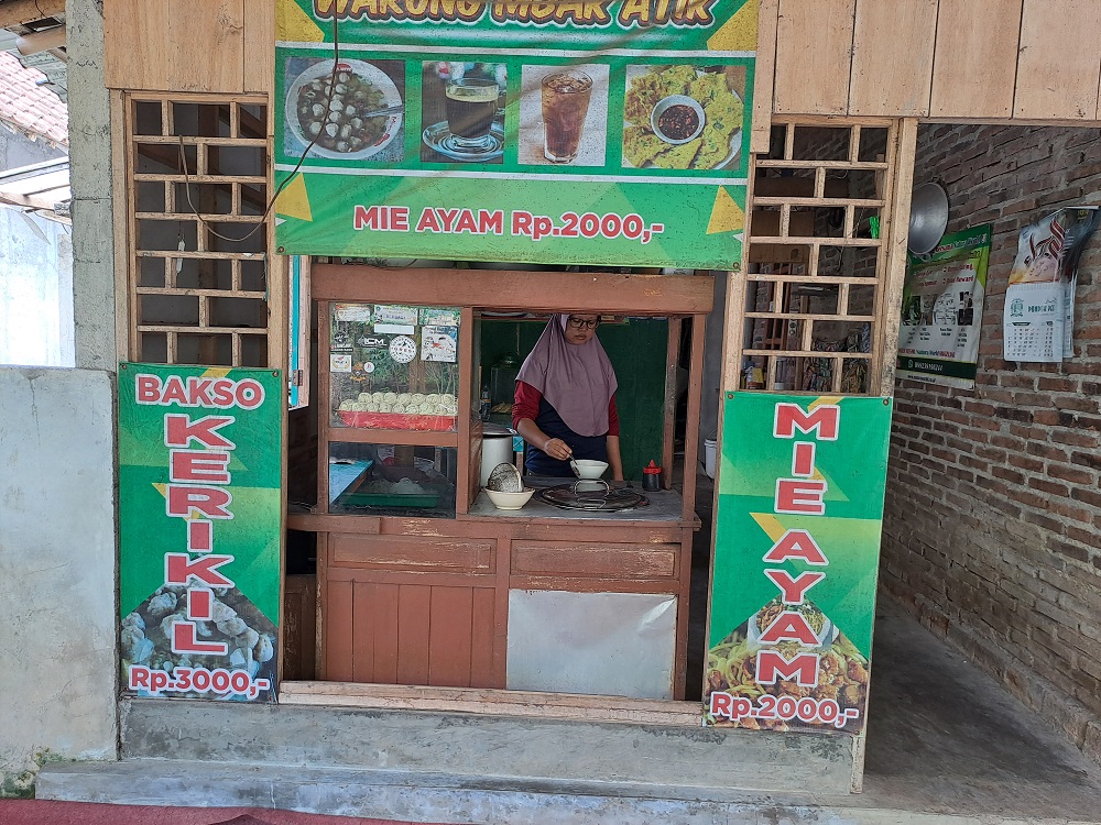 Mie ayam di warung milik Bu Atik di Tegalrejo, Kabupaten Magelang ini hanya Rp 2.000 seporsi.